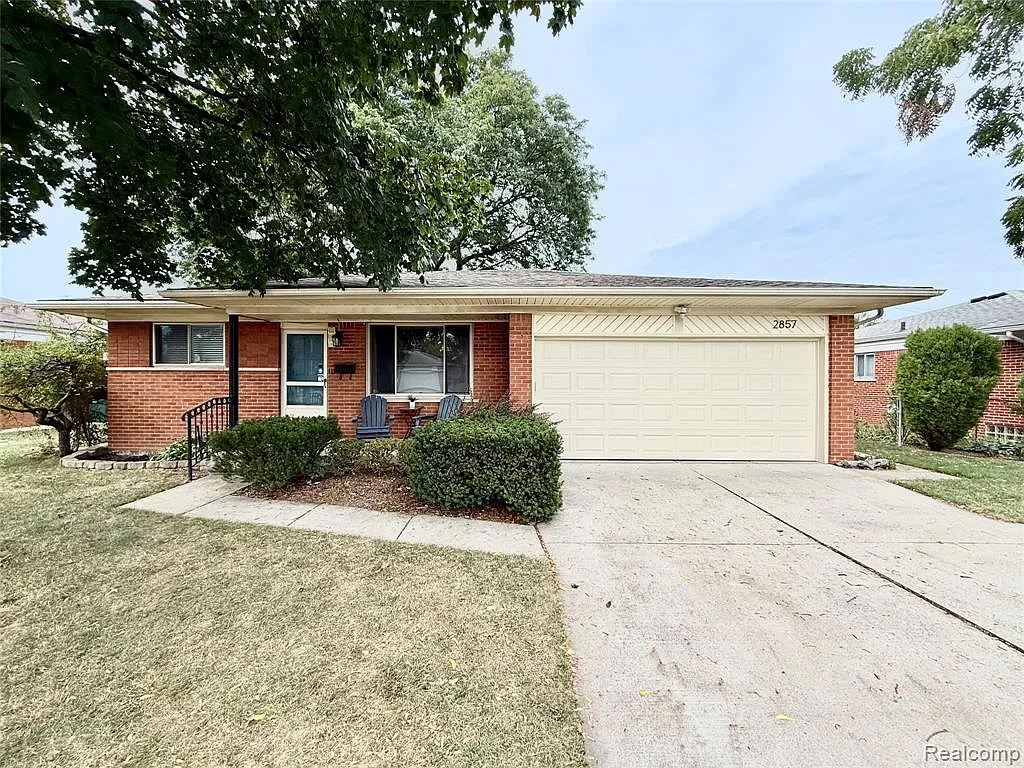 3 bed, 1.5 bath, 2100 sqft, $2,600 — Photo 1