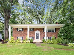 1902 Rampart Dr, Alexandria, VA 22308