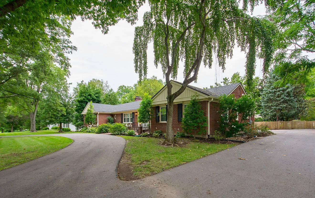 221 Blankenbaker Ln — Photo 2