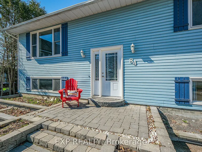 84 Martin St N — Photo 4