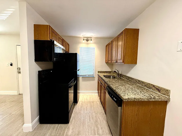 607 NE 29th Dr #22 — Photo 2