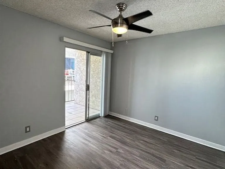 Newly Remodeled Beautiful 1 Bedroom/ 1 Bathroom Apartment! With Parking! — Photo 18