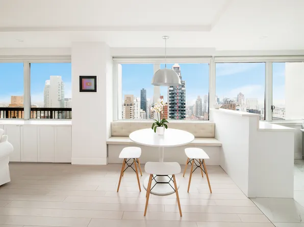 300 East 59th Street 3505 image 2 of 15