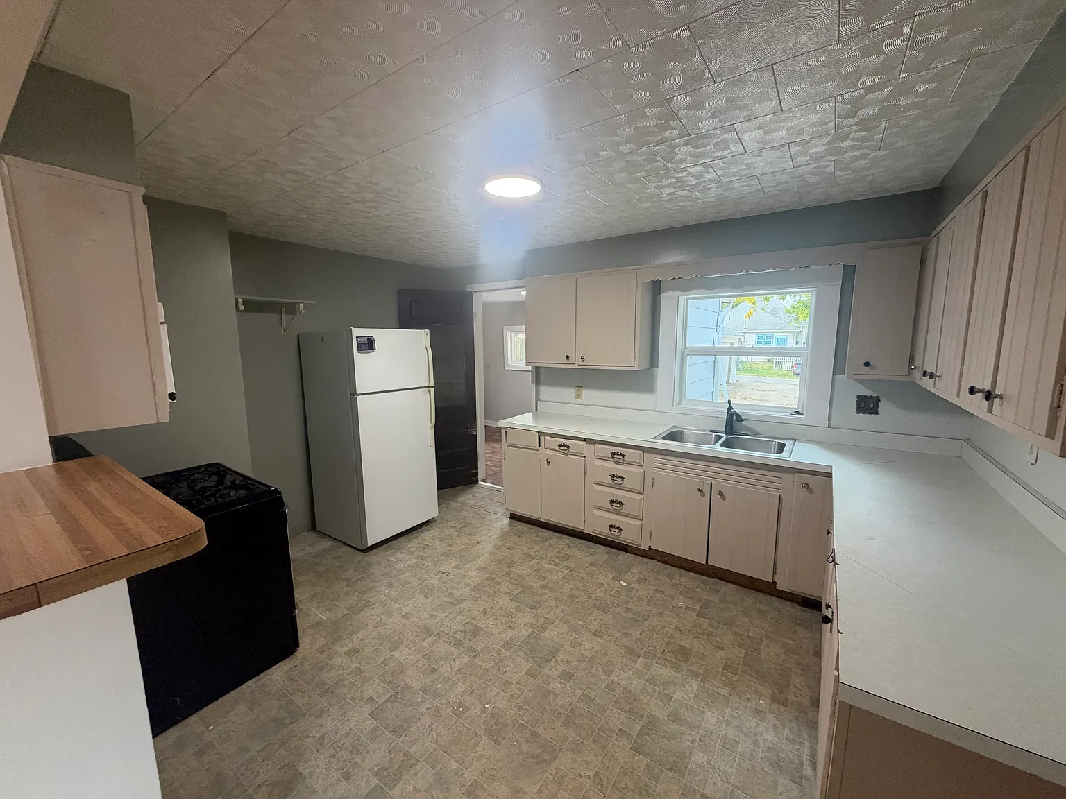 4 bed, 1.5 bath, 1768 sqft, $1,300 — Photo 4