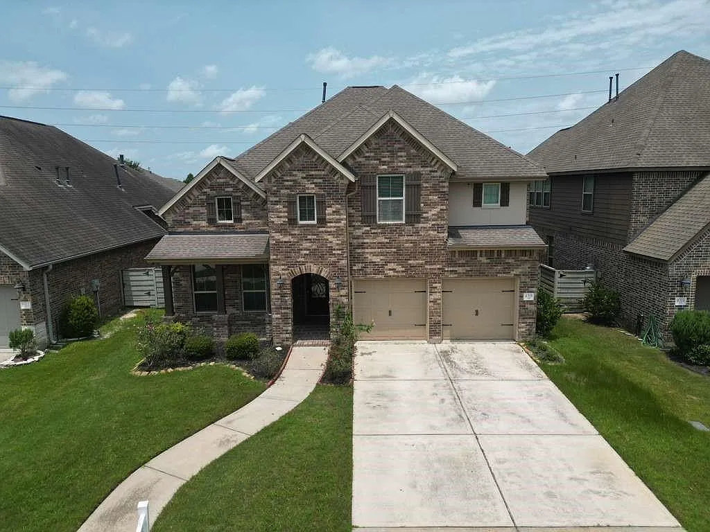 5 bed, 4.0 bath, 3324 sqft, $4,200 — Photo 2