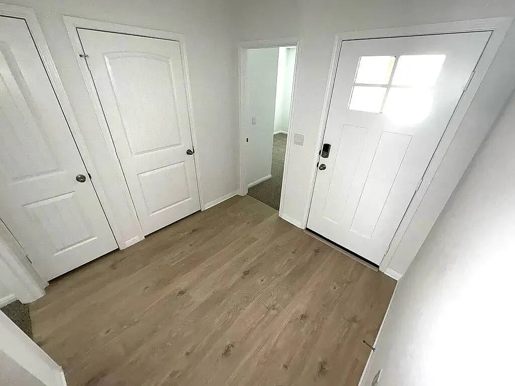 3 bed, 2.0 bath, 1657 sqft, $2,090 — Photo 2