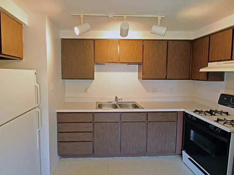 Carriage House Apartments — Photo 9