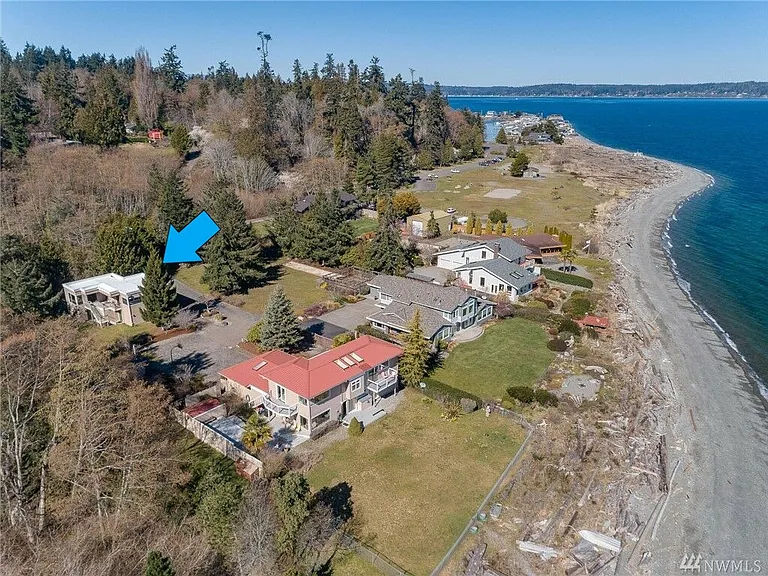 Carriage House ADU with private beach access and 1-car garage.
