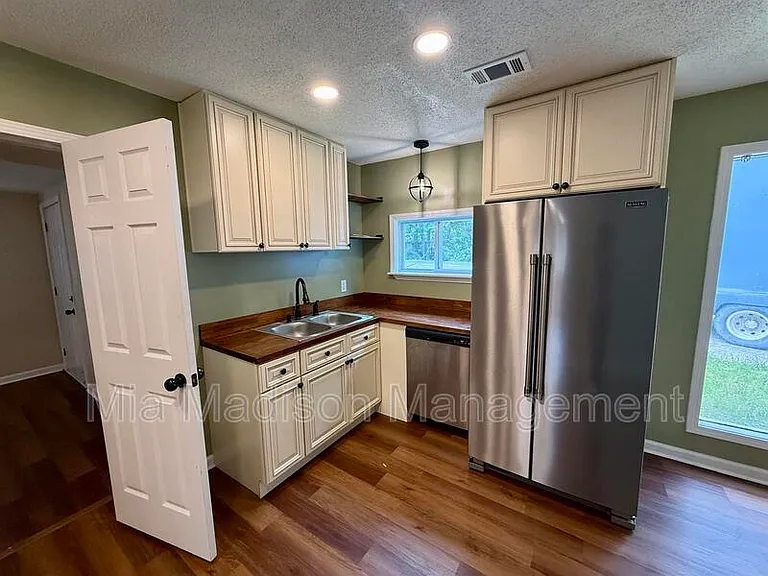 2233 E Derenne Ave — Photo 8
