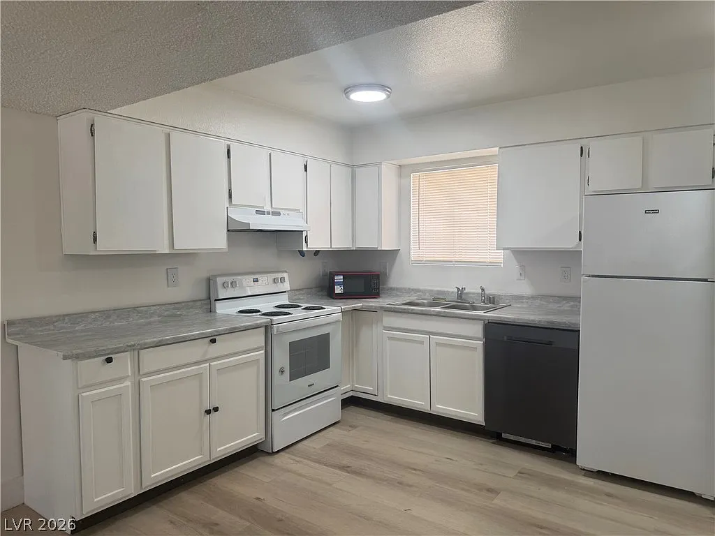 2 bed, 1.5 bath, 896 sqft, $1,350 — Photo 2