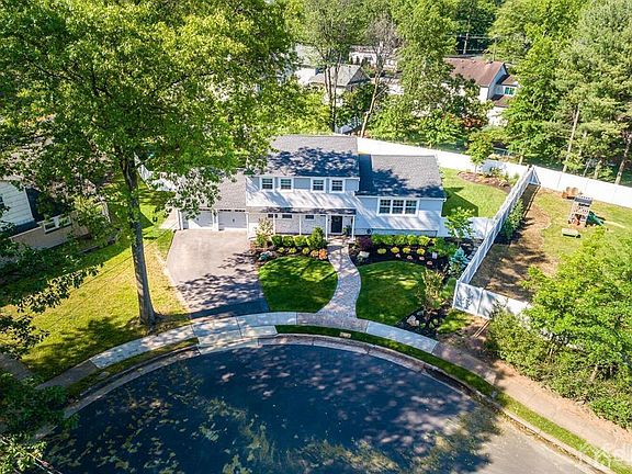5th image of 12 Revere Ct