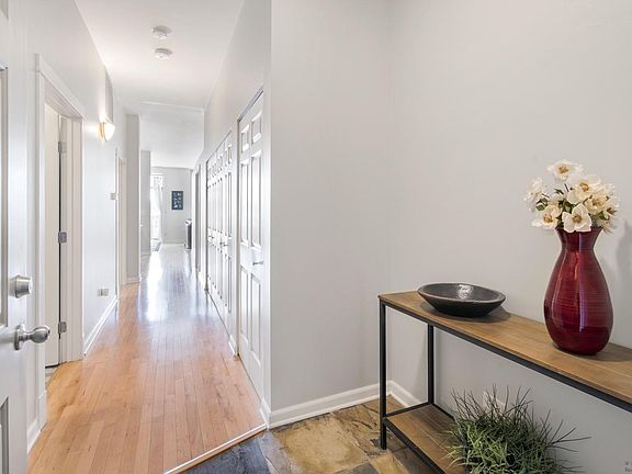 3rd image of 4050 N Lincoln Ave Unit 302