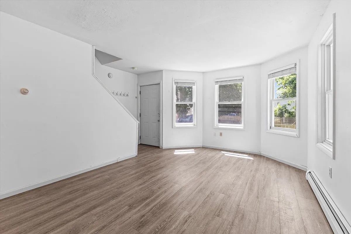 4 bed, 1196 sqft, $3,400 — Photo 3