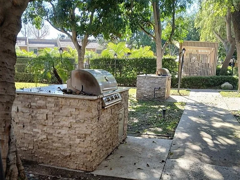 1001 W Macarthur Blvd — Photo 25