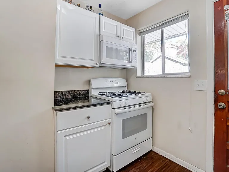 454 Warner St — Photo 10