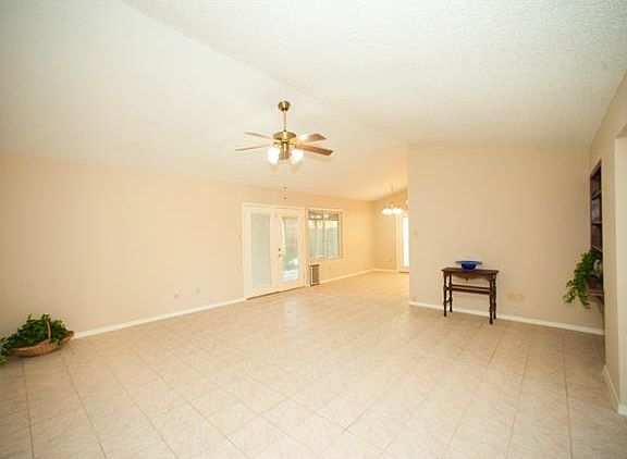 4th image of 438 Cloverdale Ln
