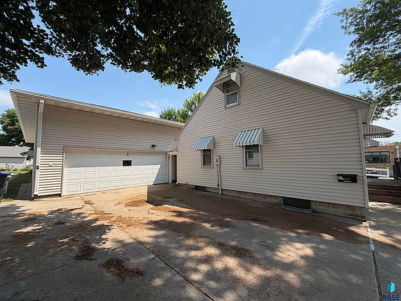 3rd image of 221 E Fletcher St