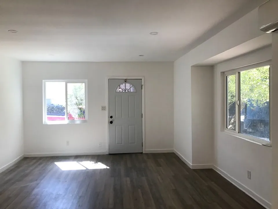 6932-6934 Agnes Ave