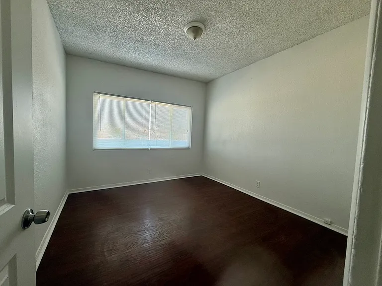 1805 W 83rd St #4 — Photo 6