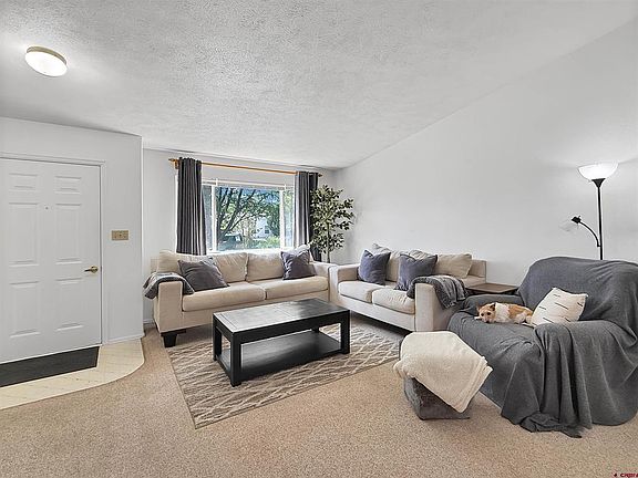 2nd image of 976 Yorkshire Court