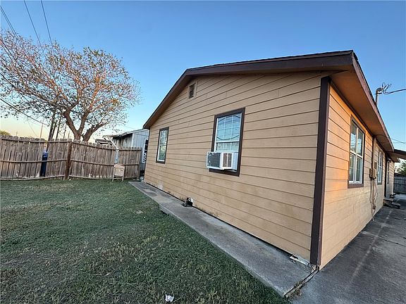3rd image of 4702 Molina Dr