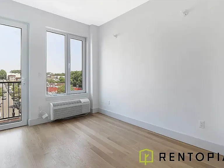 1884 Broadway #518 — Photo 6