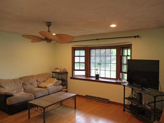 4th image of 190 Charles Dr