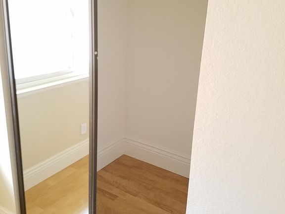 4th image of 442 Hogarth Ter