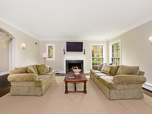 4th image of 831 Ashland Ave