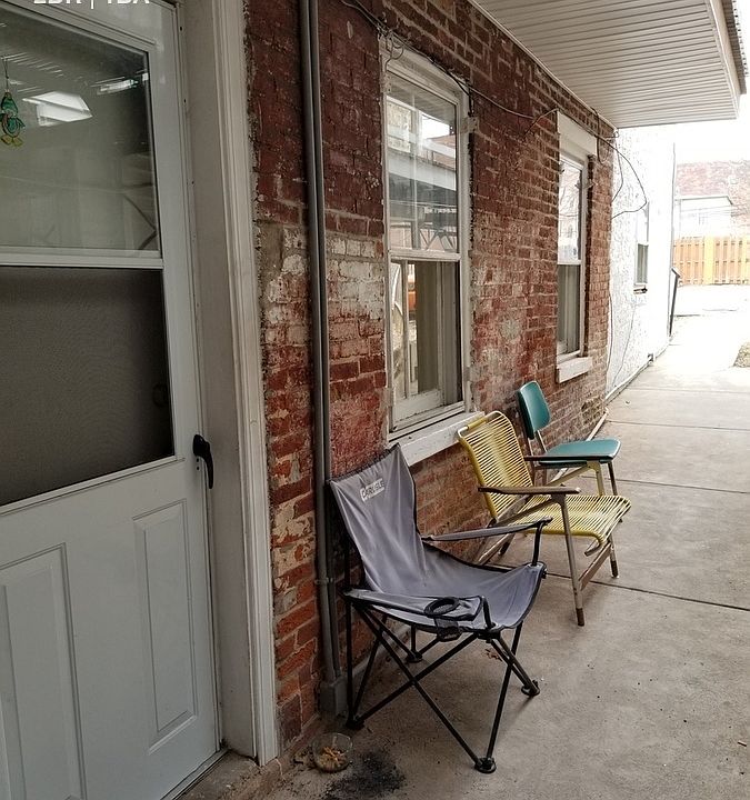 2nd image of 512 N Queen St APT 1
