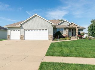 461 Sunset Dr, Fairfax, IA 52228