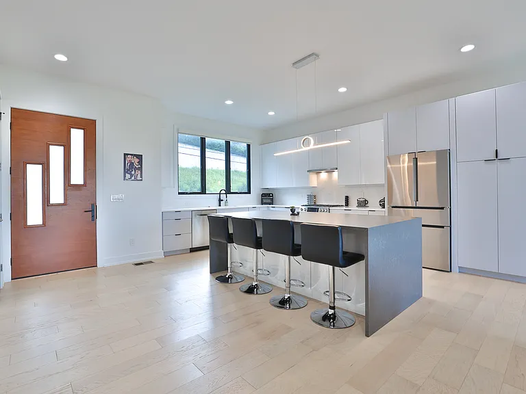 716 Western Ave — Photo 3