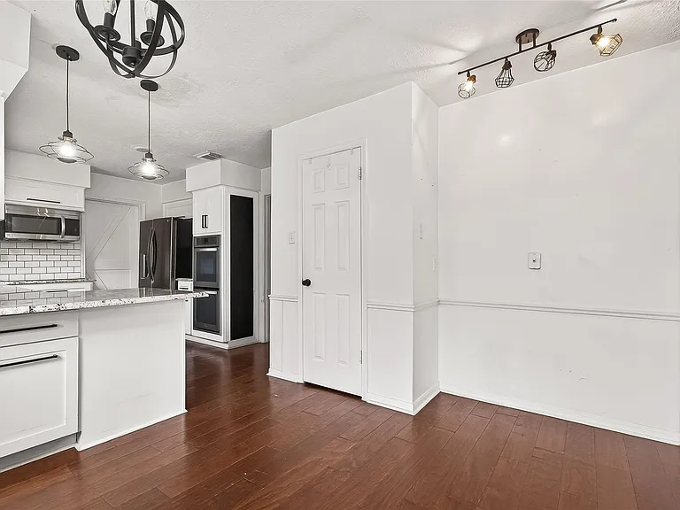 20211 Salzburg Ln — Photo 9