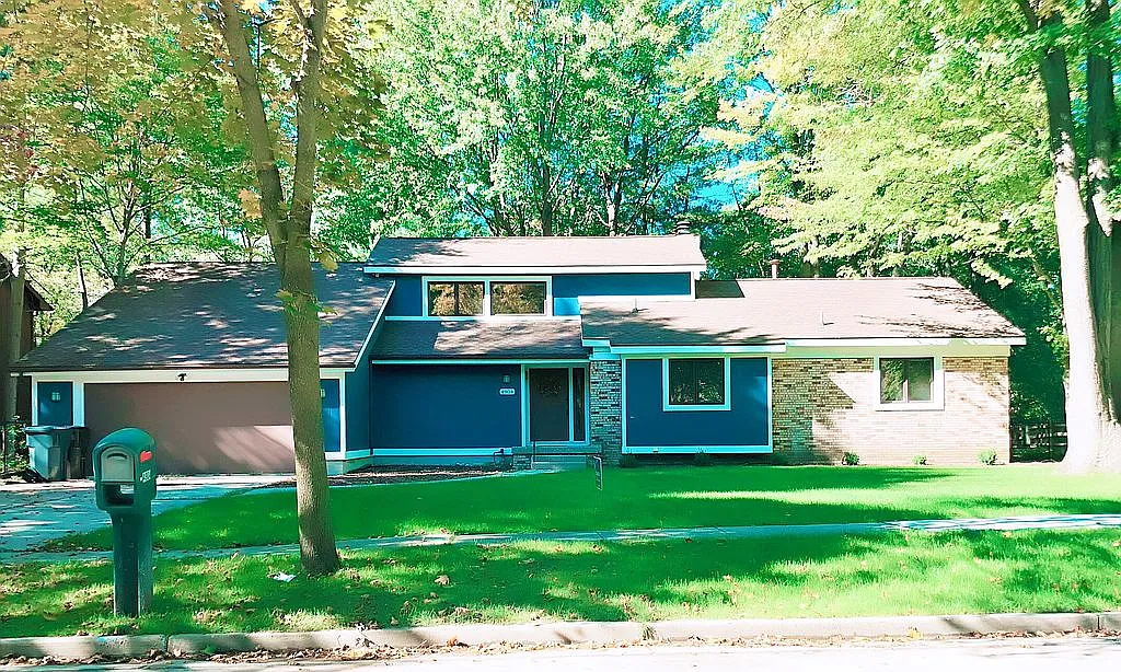 4904 Oakridge Dr photo 1