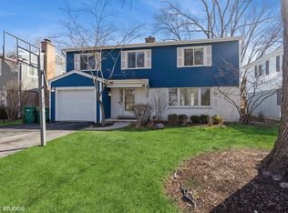 127 Riverside Dr, Northfield, IL 60093