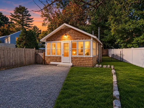 16 West St, Hanson, MA 02341