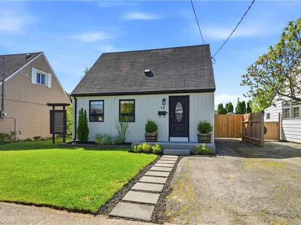 12 Beverly St, Saint Catharines, ON L2P 2K1