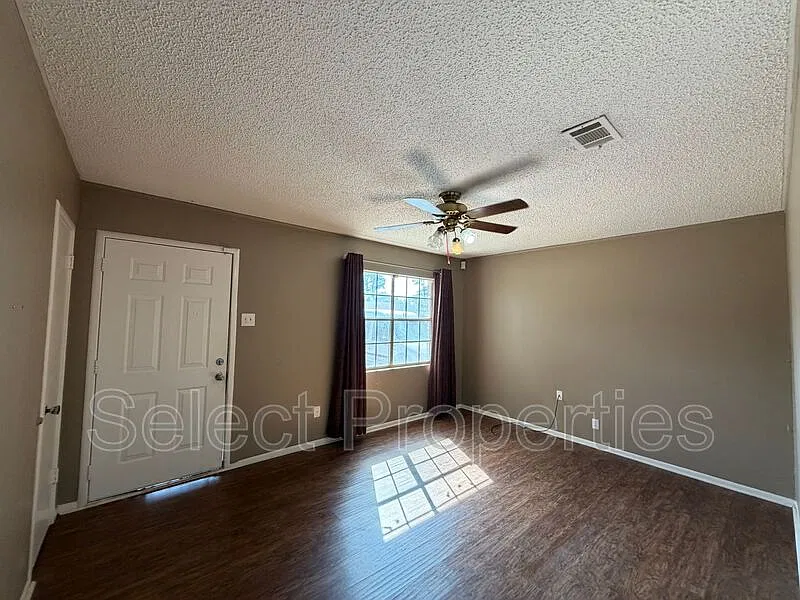 3 bed, 1.0 bath, 1200 sqft, $1,000 — Photo 2