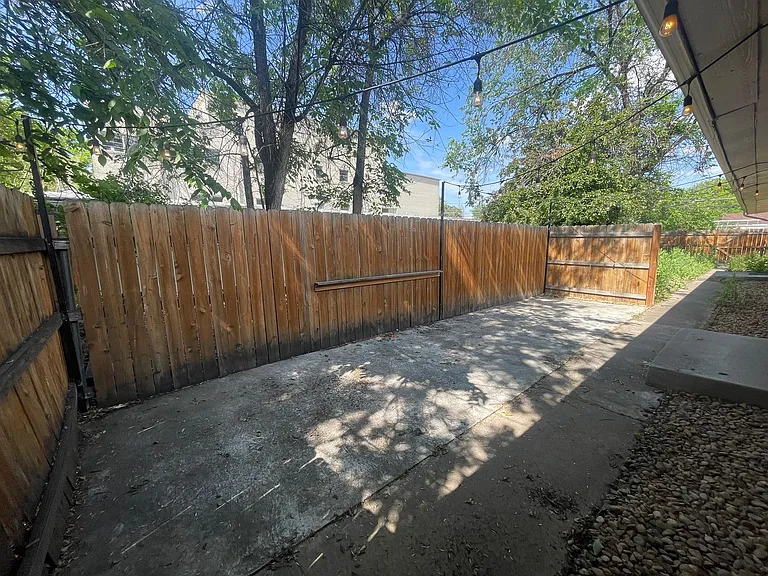 1930 Dallas St — Photo 14