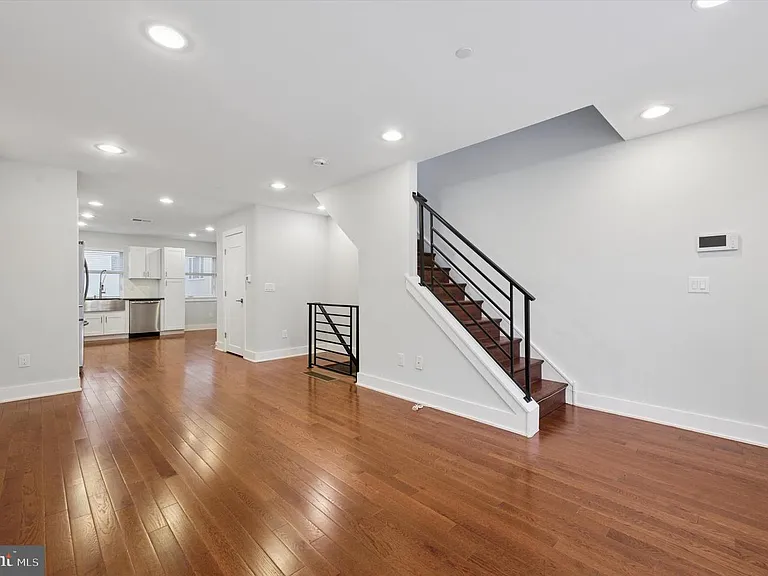 192 W Oxford St — Photo 10