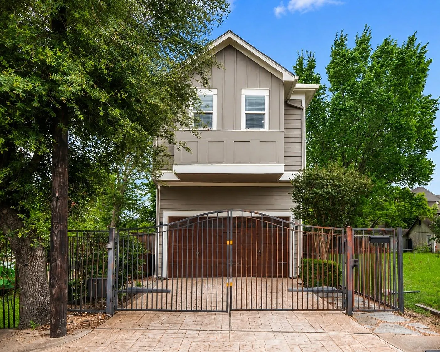 3 bed, 3.5 bath, 2512 sqft, $4,000 — Photo 1