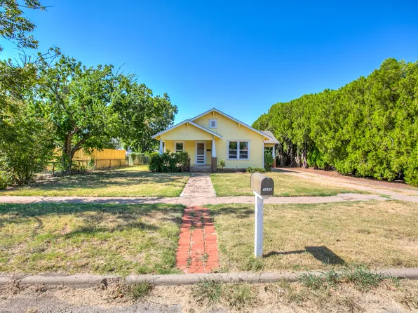 1305 N 8th St, Ballinger, TX 76821