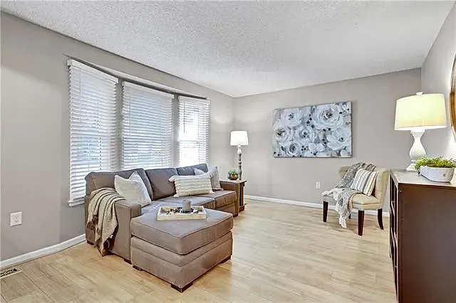 3 bed, 1392 sqft, $2,200 — Photo 2
