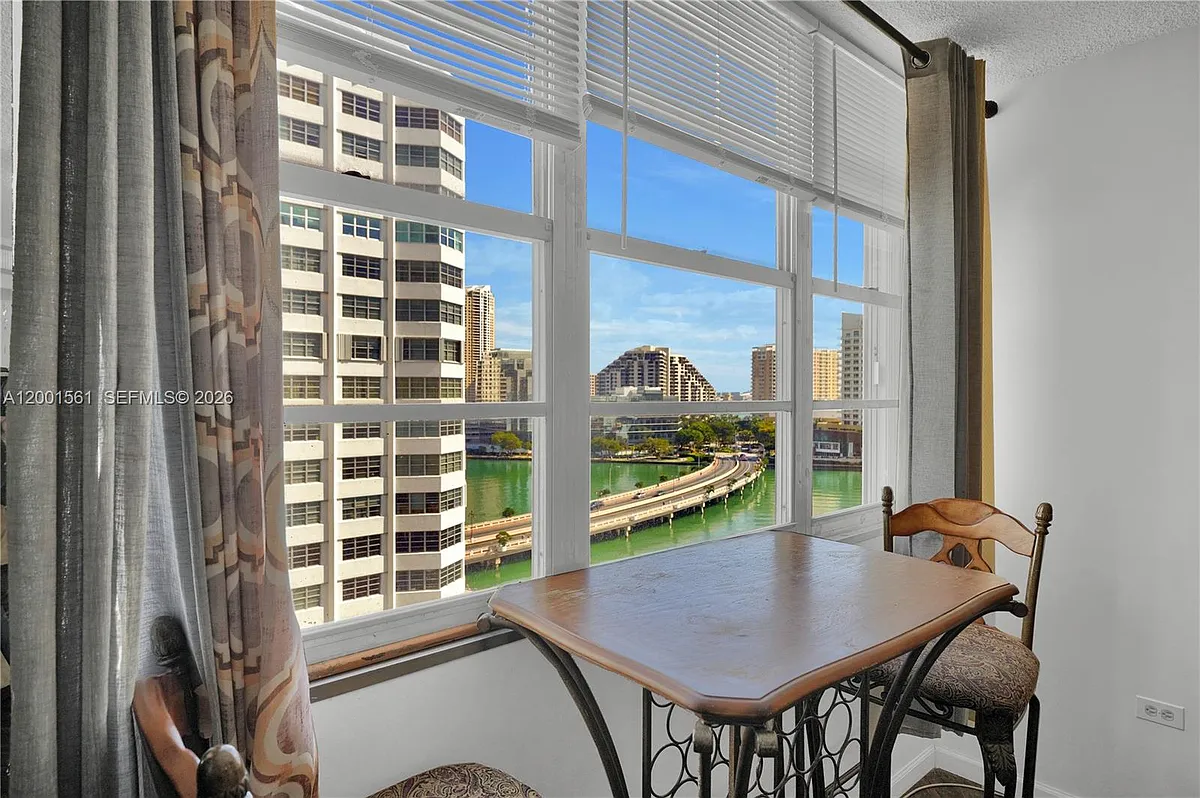 Building Photo - 905 Brickell Bay Dr #1121