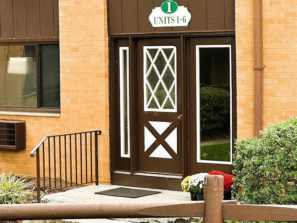 1 W Lawrence Park Dr #3