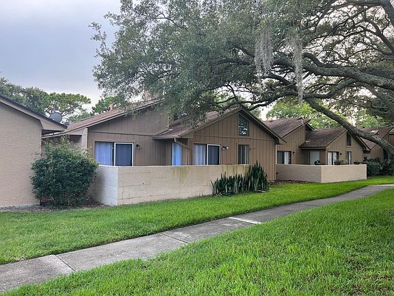 Zero lot line single family home