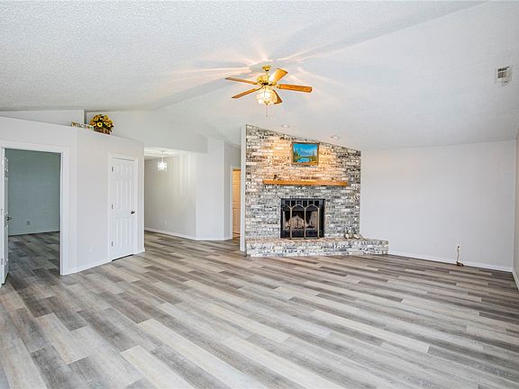 4th image of 111 Northaven St