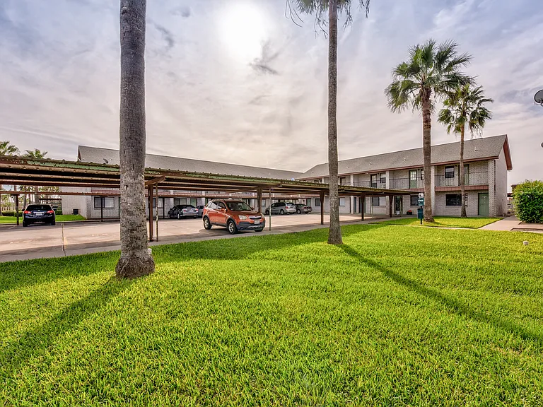 Las Violetas Apartments — Photo 23