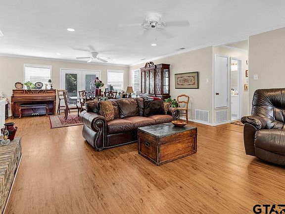 5th image of 1511 Tanglewood Dr E