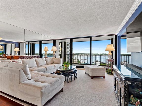 3rd image of 136 Lakeshore Drive #910